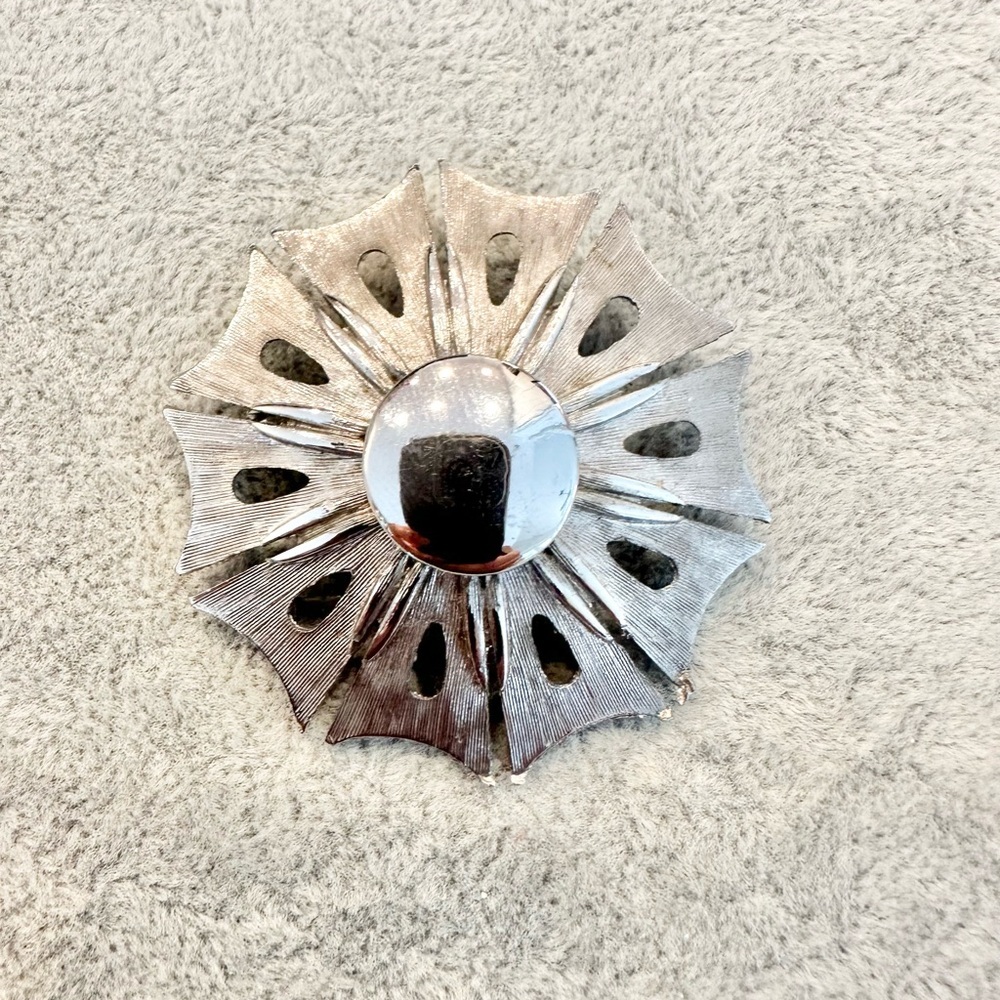 Vintage Art Deco Signed R.N.K Silver Tone Starburst Pin Wheel Brooch Pin.